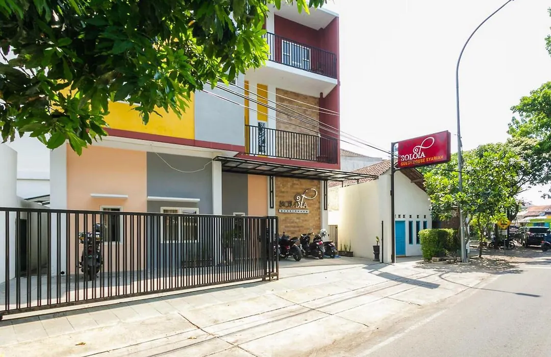RedDoorz Syariah near Purwosari Train Station-1