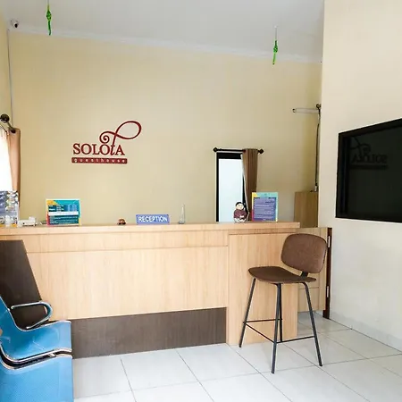 RedDoorz Syariah near Purwosari Train Station-3